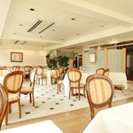 レストランひらまつ レゼルヴ - 店内のテーブル席の風景です