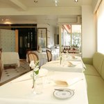 レストランひらまつ レゼルヴ - 店内のテーブル席の風景です