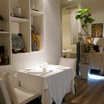 白を基調とした洒落た店内