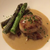 サラマンジェ ド ヨシノ - 社本牛肉の網脂包み焼とアスパラ