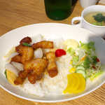 喫茶 色えんぴつ - 酢豚丼（￥500）。野菜たっぷり、ワンプレートランチの様相