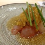 鮨 さかい - ◆ボタン海老（増毛）、唐津の赤雲丹、土佐酢ジュレがけ ボタン海老は大きく立派な品で独特のねっとり感甘みを感じ美味しい。 赤雲丹もいいお味ですね。