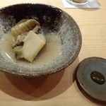 鮨 さかい - ◆唐津の鮑・・日本酒で蒸し、これも余計な調味料は加えず「鮑」の旨みと日本酒の味わいだけで頂きます。 