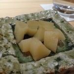 鮨 さかい - シャリは赤酢を使用され、小ぶり。 ◆ガリ・・生姜の旨みを生かしたガリで美味しい。何も言わなくても追加される気配りもいいですね。