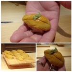 鮨 さかい - ◆函館のムラサキウニ・・粒が大きく高級品ですね。甘みを感じてとても美味しい。 親方がお写真撮りますか、、と掌にのせてくださいました。♪
