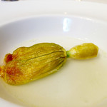 ウシマル - ズッキーニの花のオーブン焼き
      花⁈って一瞬ビックリ！
      意外性のある素材を使ったお料理って楽しい♫