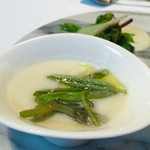 ウシマル - 新玉ねぎのポタージュ
      上にはじゅんさいが。