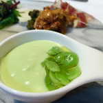 ウシマル - そら豆のピューレ
      色がとってもキレイ！