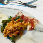 ウシマル - 横芝産ジャージー牛のトリッパと自家製生ハム
      