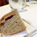 ウシマル - 自家製フォカッチャは外がバリッと噛み応えがあって、中身はムチっと。
      