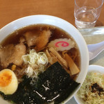 ひまわり - ラーメン、サラダ付き