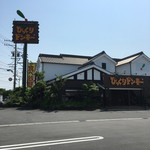 びっくりドンキー - 店頭にめっちゃ広い駐車場あり
