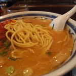 麺は中太