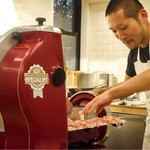 ペレグリーノ - 物凄い機械でハムを切ります