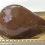 フランス菓子 パティシエ ショコラティエ イナムラショウゾウ - 「涙のしずく」は、チョコレートコーティングされた涙形のケーキで