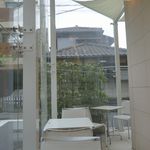 窓辺に面した明るい白亜カラーな壁と窓に囲まれた席の2タイプからチョイス可能です。