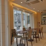 今回足を運んだ「ショコラティエイナムラショウゾウ」は、イナムラショウゾウ系の店舗で唯一店内席があるお店で、落ち着いた雰囲気のBOX席のほか