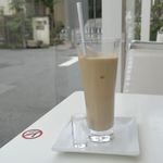 フランス菓子 パティシエ ショコラティエ イナムラショウゾウ - 今回は、ミルクのまろやかさと、コーヒーの風味をバランスよく楽しめる「カフェ・ラテ」650円をお供に