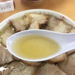 坂内食堂 - スープは黄金色