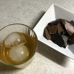 Old Bushmills Distillery - チョコレートを摘みながら、いただきま〜す