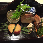 祇園 にしかわ - この真ん中のお寿司が美味。左はジュンサイという、プチプチした野菜？？