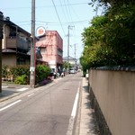 Eiyasu - 住宅街の小路にあります。※中央のサビサビ外壁の建物がお店