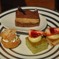 THE FUNATSUYA - ミルクチョコレートのムース、プチシュークリーム、苺のタルト2種