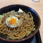 ピッコリー - ★まぜ麺（大盛無料・590円）餃子（セット価格・190円）★受渡しカウンターにて、Customize！味も確かめないで(笑)