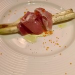 ガルニ - ホワイトアスパラの炭火焼き生ハムのせ