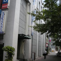 中国飯店 富麗華 - 地下鉄の出口側から、旗が目印