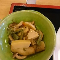 すき焼割烹 かとう - 小鉢。タケノコ、ウドの香りがいいですねぇ。