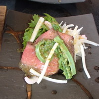 米沢牛黄木 金剛閣 すき焼き しゃぶしゃぶ 毘沙門 - 赤身肉のローストと山菜のさらだ