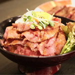 レッドロック - ローストビーフ丼（並）850円