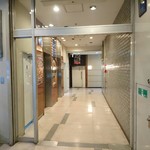 すゝき野 鮨金 - 入口。ここから突き当たりを曲がって右側。