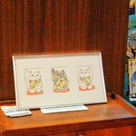 DHAULAGIRI - 店内にはまねき猫の絵