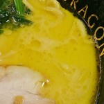 麺屋 龍 - 鶏油がしっかり浮いたスープ。