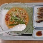 リンガーハット - 【期間限定】冷やしちゃんぽん（赤）２０１７年：８５３円＋餃子（５個）：２７０円（各税込）【２０１７年５月撮影】