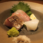 鈴しろ - 刺身盛り合わせ　鹿児島の真鯛、長崎の白イカ、七尾の鰆の炙り