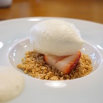 villa del nido - ヨーデル（じゃがいも）とホワイトチョコのアイス、ラム酒のエスプーマ、あまおう、クランブル