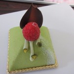 ソフィ ア ディモンシュ - ビスタアンタンス５６０円。
                                
                                ビスタチオのムースとヘーゼルナッツ風味のミルクチョコを組み合わせたケーキ、フランボワーズの酸味がアクセントになってます。
                                
