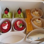 ソフィ ア ディモンシュ - この日は４種類のケーキを２個づつ差し入れです。