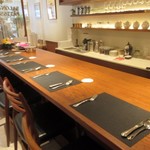 ソフィ ア ディモンシュ - またお店の奥にはサロン ドゥ テを設けてあり紅茶やコーヒー、シャンパンも楽しむ事が出来る様になってます。