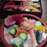 Futago Sushi - ちらしずし　奥が特上、手前が上