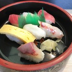 池寿司 - Aランチ ￥1080（税込価格）
            （マグロ2貫、白身（鮃）、玉子、烏賊、真鯛、鰤）