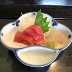 池寿司 - お刺身（マグロ3貫、白身〝鮃）