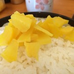 とんかつ 一 - ★上ロースとんかつ（1000円）★卓上の沢庵を乗せてみた(^_^)/