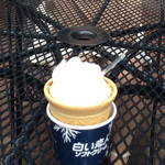 白い恋人パーク  - 食べかけで、撮り方下手なソフトクリーム