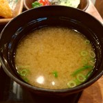 豊丸水産 - 【2017.5.31(水)】ワンコインランチ(ミックスフライ)500円の味噌汁