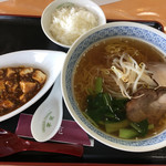 翠苑 - マーボー豆腐とご飯と醤油ラーメンのセット
            1062円