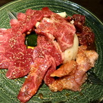 豊田屋本店 - ◉大皿肉盛りメニュー【得盛】  税込み3780円  (牛ロース・牛カルビ・牛ハラミ・ウィンナー・鶏モモ・野菜等)